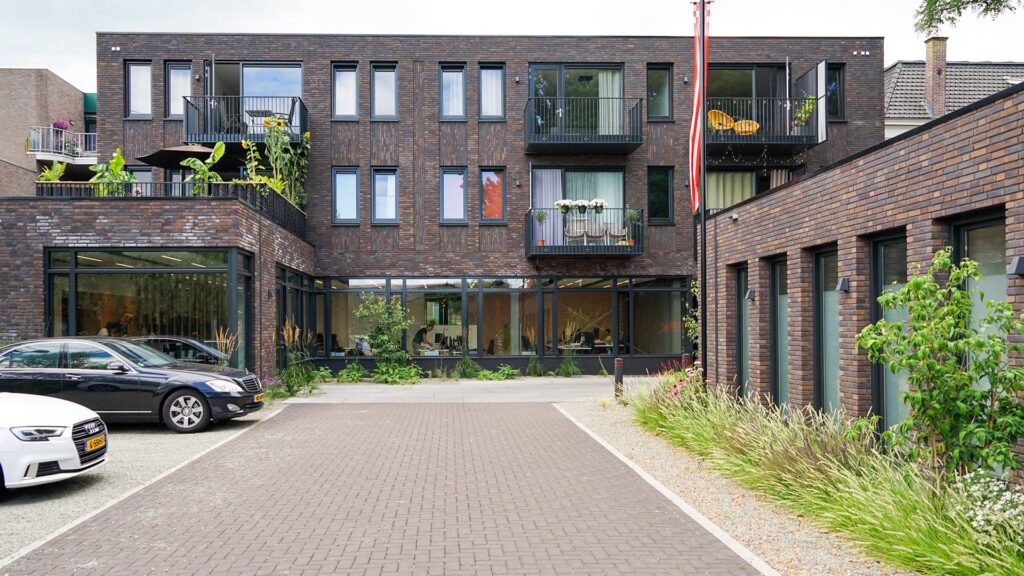 Modern appartementencomplex met bakstenen gevel en balkons