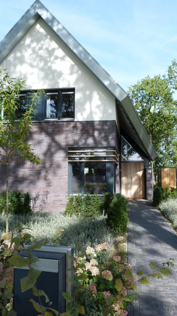 Woning met laadpaal die geïnstalleerd is.