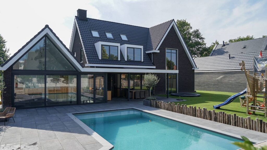 Moderne woning met glazen gevel, zwembad en ruime achtertuin